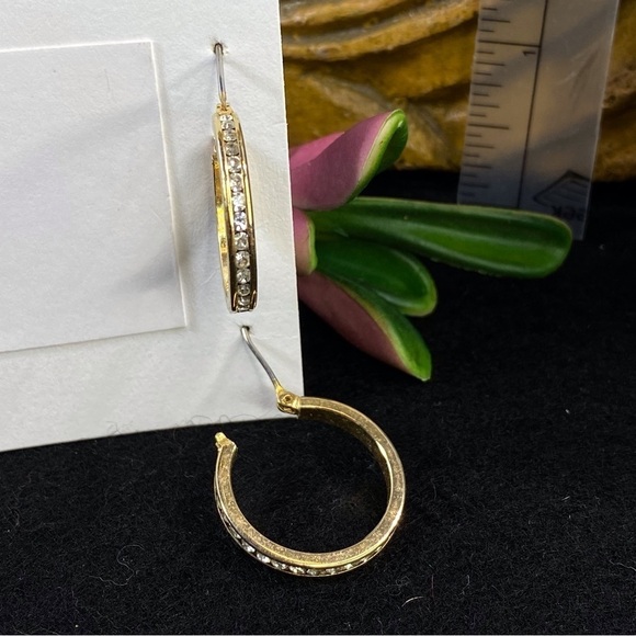 6 for$20♥️Earring bundle, set of 2. 1 small hoop & 1 leaf design - Picture 4 of 5